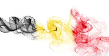 Belçika bayrağı beyaz bir arka plan üzerinde duman