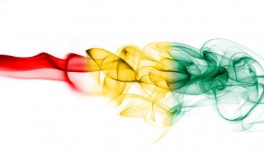 Beyaz bir arka plan üzerinde duman Gine bayrağı