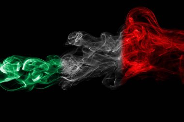 İtalya bayrağı siyah bir arka plan üzerinde duman