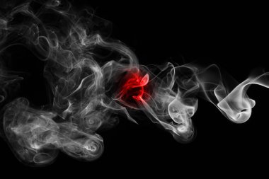 Japonya bayrağı siyah bir arka plan üzerinde duman