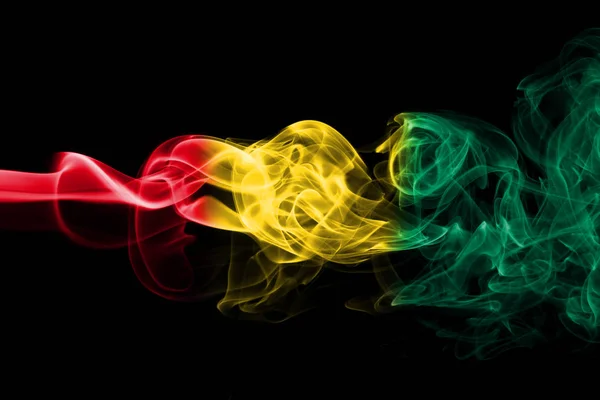 Bandiera del fumo della Guinea su sfondo nero — Foto Stock
