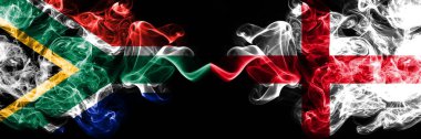 İngilizce vs Güney Afrika, Afrika dumanlı mistik bayraklar yan yana yerleştirilir. Kalın renkli ipeksi İngiltere ve Güney Afrika, Afrika bayrağı dumanlar.