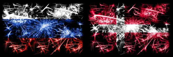 Rússia, Rússia vs Dinamarca, celebração do Ano Novo dinamarquês fogos de artifício cintilantes bandeiras fundo conceito. Combinação de dois pavilhões dos Estados — Fotografia de Stock