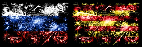 Rússia, Rússia vs Espanha, Catalunha, Catalão, Senyera celebração de Ano Novo fogos de artifício cintilantes fundo conceito bandeiras. Combinação de dois pavilhões dos Estados — Fotografia de Stock