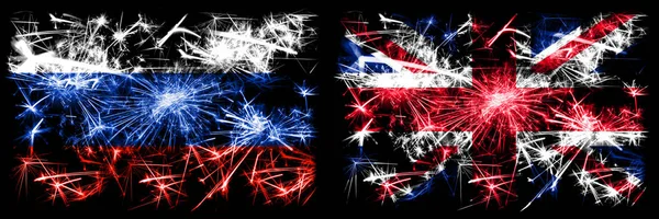 Россия, Россия vs Великобритания, Британия, празднование Нового года зажигает фейерверки. Сочетание флагов двух штатов — стоковое фото
