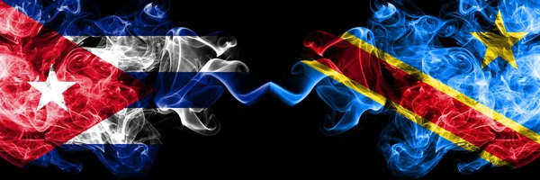 Cuba, Cuba vs República Democrática do Congo bandeiras místicas fumegantes colocadas lado a lado. Grosso colorido viagem sedosa abstrato fuma banners . — Fotografia de Stock