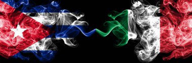 Küba, İtalya 'ya karşı Küba, yan yana yerleştirilmiş İtalyan dumanlı mistik bayrakları. Kalın renkli ipeksi seyahat, soyut sigara sancakları..