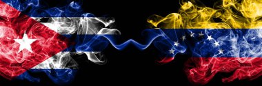 Küba, Venezuela 'ya karşı Küba, yan yana yerleştirilmiş Venezuela dumanlı mistik bayrakları. Kalın renkli ipeksi seyahat, soyut sigara sancakları..