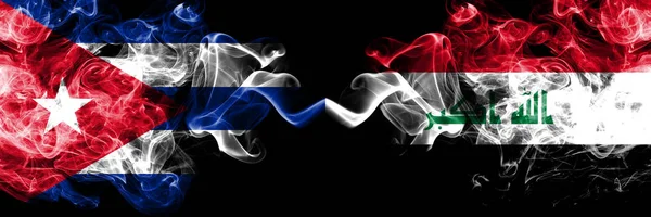 Κούβα, Κουβανοί εναντίον Ιράκ, Ιρακινές καπνισμένες μυστικιστικές σημαίες τοποθετημένες δίπλα-δίπλα. Χοντρά χρωματιστά μεταξένια ταξίδια αφηρημένα καπνίζει πανό. — Φωτογραφία Αρχείου