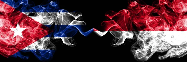 Cuba, Cuba vs Mónaco, banderas místicas ahumadas de Mónaco colocadas una al lado de la otra. Grueso color sedoso viaje abstracto fuma pancartas . — Foto de Stock