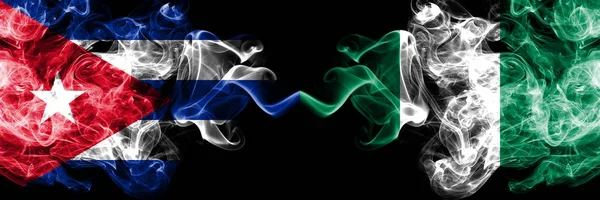 Küba, Nijerya 'ya karşı Küba, yan yana yerleştirilmiş Nijerya dumanlı mistik bayrakları. Kalın renkli ipeksi seyahat, soyut sigara sancakları..