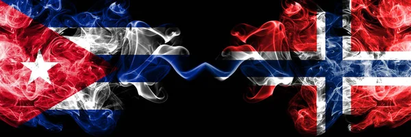 Cuba, Cuba vs Noruega, banderas místicas ahumadas noruegas colocadas lado a lado. Grueso color sedoso viaje abstracto fuma pancartas . — Foto de Stock