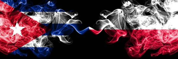 Cuba, Cuba vs Polônia, bandeiras místicas fumegantes polonesas colocadas lado a lado. Grosso colorido viagem sedosa abstrato fuma banners . — Fotografia de Stock