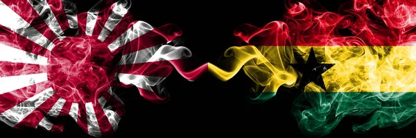 Giappone Sol Levante naval vs Ghana, bandiere mistiche fumose ghanesi affiancate. Bandiere astratte di fumo di viaggio di seta colorate spesse — Foto Stock