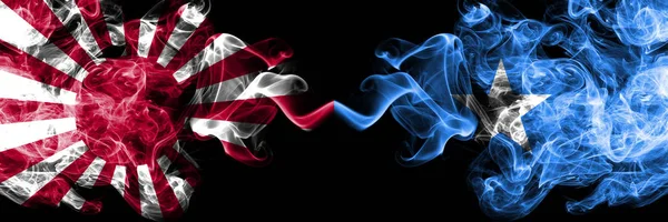 Japán felkelő nap haditengerészeti vs Szomália, szomáliai füstös misztikus zászlók egymás mellett. Vastag színű selymes utazás absztrakt dohányzik bannerek — Stock Fotó