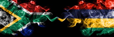 Güney Afrika Mauritius 'a karşı, Mauritian dumanlı mistik bayrakları yan yana yerleştirildi. Kalın renkli ipeksi soyut duman bayrakları konsepti
