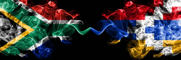 Zuid-Afrika vs Artsakh rokerige mystieke vlaggen naast elkaar geplaatst. Dikke gekleurde zijdeachtige abstracte rook vlaggen concept — Stockfoto