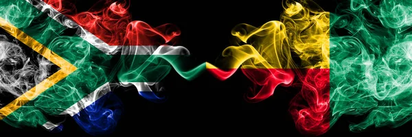 Zuid-Afrika vs Benin, Beninese rokerige mystieke vlaggen naast elkaar geplaatst. Dikke gekleurde zijdeachtige abstracte rook vlaggen concept — Stockfoto