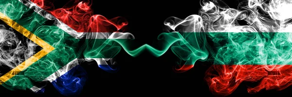 Zuid-Afrika vs Bulgarije, Bulgaarse rokerige mystieke vlaggen naast elkaar geplaatst. Dikke gekleurde zijdeachtige abstracte rook vlaggen concept — Stockfoto