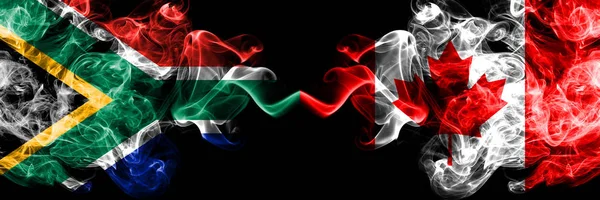 Dél-Afrika vs Kanada, kanadai füstös misztikus zászlók egymás mellett. Vastag színű selymes elvont füst zászlók koncepció — Stock Fotó