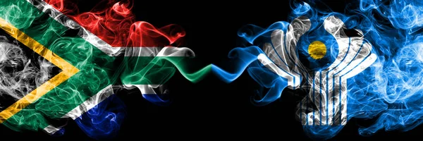 Dél-Afrika kontra Nemzetközösség füstös misztikus zászlók egymás mellett. Vastag színű selymes elvont füst zászlók koncepció — Stock Fotó