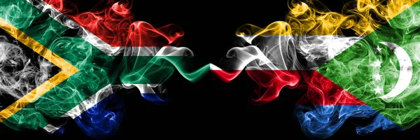 Zuid-Afrika vs Comoren, Comorese rokerige mystieke vlaggen naast elkaar geplaatst. Dikke gekleurde zijdeachtige abstracte rook vlaggen concept — Stockfoto