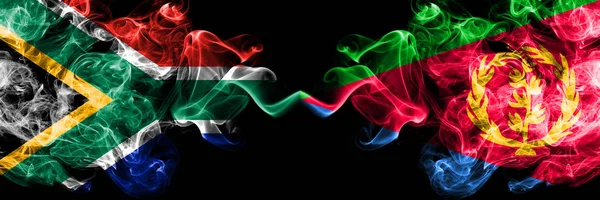Zuid-Afrika vs Eritrea rokerige mystieke vlaggen naast elkaar geplaatst. Dikke gekleurde zijdeachtige abstracte rook vlaggen concept — Stockfoto