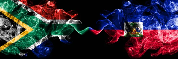 南非对海地，海地烟熏神秘的旗帜并排放置。 浓密的彩色丝状抽象烟旗概念 — 图库照片