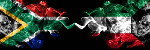 Zuid-Afrika vs Koeweit, Koeweit rokerige mystieke vlaggen naast elkaar geplaatst. Dikke gekleurde zijdeachtige abstracte rook vlaggen concept — Stockfoto