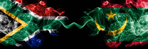 Afrique du Sud vs Mauritanie, drapeaux mystiques fumés mauritaniens placés côte à côte. Drapeaux de fumée abstraits soyeux de couleur épaisse concept — Photo