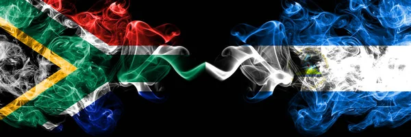 Sudafrica contro Nicaragua, bandiere mistiche fumose del Nicaragua affiancate. Concetto di bandiere di fumo astratte di seta colorate spesse — Foto Stock