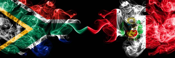 Zuid-Afrika vs Peru, Peruaanse rokerige mystieke vlaggen naast elkaar geplaatst. Dikke gekleurde zijdeachtige abstracte rook vlaggen concept — Stockfoto