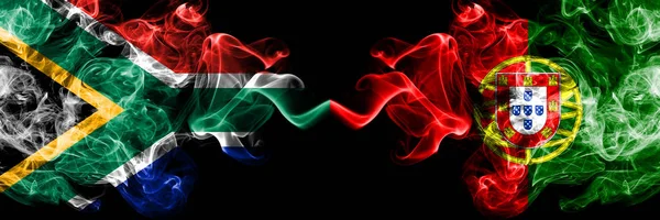 Güney Afrika Portekiz 'e karşı, Portekiz' in dumanlı mistik bayrakları yan yana. Kalın renkli ipeksi soyut duman bayrakları konsepti — Stok fotoğraf