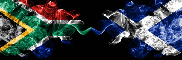 Dél-Afrika vs Skócia, skót füstös misztikus zászlók egymás mellett. Vastag színű selymes elvont füst zászlók koncepció — Stock Fotó