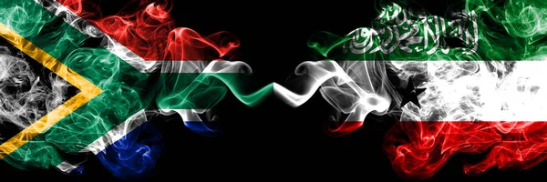 Dél-Afrika vs Szomáliföld füstös misztikus zászlók egymás mellett. Vastag színű selymes elvont füst zászlók koncepció — Stock Fotó