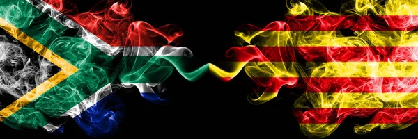 南非对西班牙，加泰罗尼亚，加泰罗尼亚，塞涅拉烟熏神秘旗并排放置。 浓密的彩色丝状抽象烟旗概念 — 图库照片