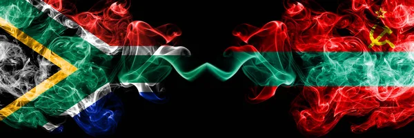 Zuid-Afrika vs Transnistrië rokerige mystieke vlaggen naast elkaar geplaatst. Dikke gekleurde zijdeachtige abstracte rook vlaggen concept — Stockfoto