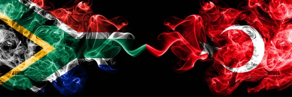 Dél-Afrika vs Törökország, török füstös misztikus zászlók egymás mellett. Vastag színű selymes elvont füst zászlók koncepció — Stock Fotó
