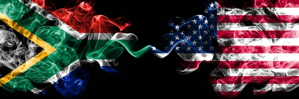 Dél-Afrika vs Amerikai Egyesült Államok, amerikai füstös misztikus zászlók egymás mellett. Vastag színű selymes elvont füst zászlók koncepció — Stock Fotó