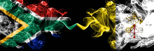 Zuid-Afrika vs Vaticaanstad rokerige mystieke vlaggen naast elkaar geplaatst. Dikke gekleurde zijdeachtige abstracte rook vlaggen concept — Stockfoto