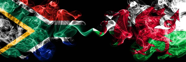 Zuid-Afrika vs Wales, Welshe rokerige mystieke vlaggen naast elkaar geplaatst. Dikke gekleurde zijdeachtige abstracte rook vlaggen concept — Stockfoto