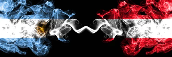 Argentina vs Austria, banderas de fuego místicas austriacas colocadas una al lado de la otra. concepto de banderas de humo abstracto sedoso de color grueso — Foto de Stock