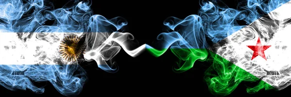 阿根廷对吉布提的烟熏神秘的火旗并排放置。 浓密的彩色丝状抽象烟旗概念 — 图库照片
