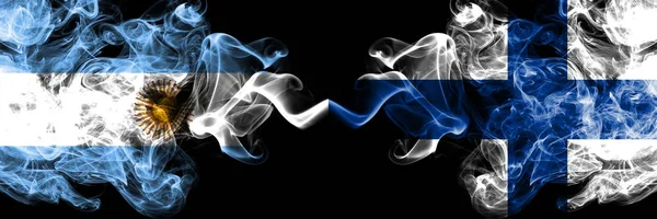 Argentína vs Finnország, finn füstös misztikus tűz zászlók egymás mellett. Vastag színű selymes elvont füst zászlók koncepció — Stock Fotó