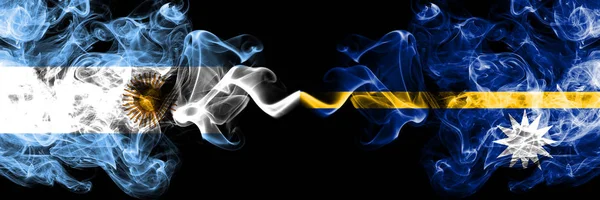 Αργεντινή εναντίον Ναούρου καπνιστή μυστικιστική σημαίες φωτιά τοποθετούνται δίπλα-δίπλα. Χοντρό χρώμα μεταξένια αφηρημένη έννοια σημαίες καπνού — Φωτογραφία Αρχείου