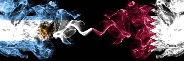 Argentina vs Qatar, banderas místicas de fuego ahumadas de Qatar colocadas una al lado de la otra. concepto de banderas de humo abstracto sedoso de color grueso — Foto de Stock