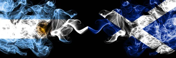 Argentina vs Escocia, banderas de fuego místicas ahumadas escocesas colocadas una al lado de la otra. concepto de banderas de humo abstracto sedoso de color grueso — Foto de Stock