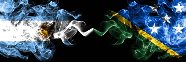 Argentina vs Ilhas Salomão fumaça fogo místico bandeiras colocadas lado a lado. Conceito de bandeiras de fumaça abstrata sedosa de cor grossa — Fotografia de Stock