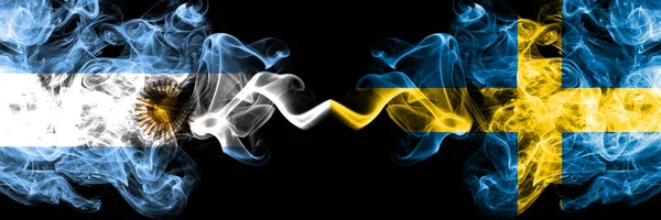 Argentina vs Suécia, Bandeiras de fogo místico fumegante sueco colocadas lado a lado. Conceito de bandeiras de fumaça abstrata sedosa de cor grossa — Fotografia de Stock