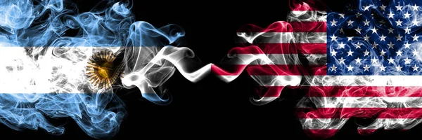Argentina vs USA, amerikanska, Usa rökiga mystiska brand flaggor placeras sida vid sida. Tjock färgad silkeslen abstrakt rök flaggor koncept — Stockfoto